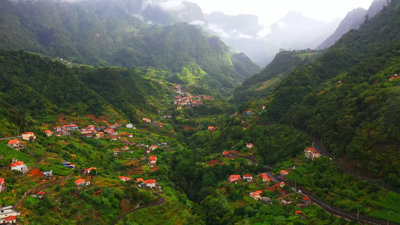 空中无人机拍摄的风景村庄在山谷在马德拉岛，葡萄牙视频素材