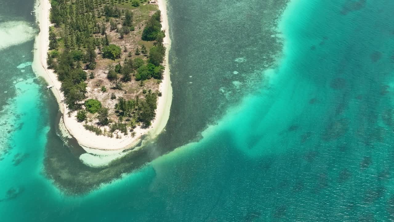 有海和岛的海景。视频素材