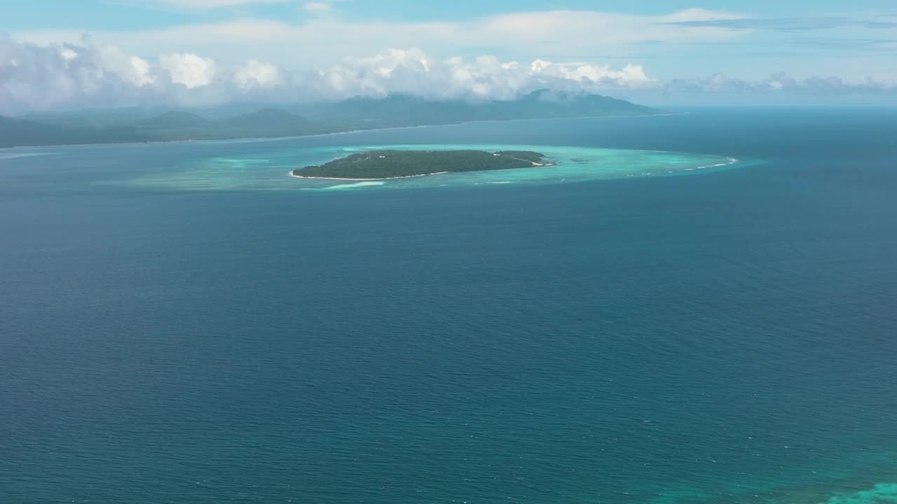 有海和岛的海景。视频素材