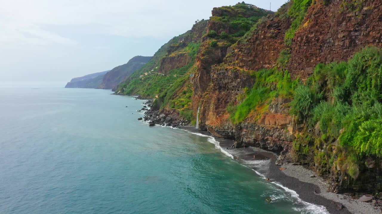 海浪冲向马德拉岛落基山脉的鸟瞰图视频素材