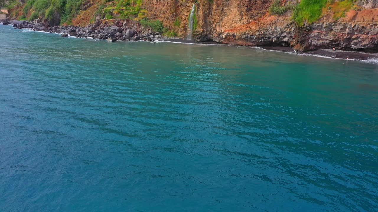 空中无人机在海上飞行，从马德拉岛的落基山向瀑布移动视频素材