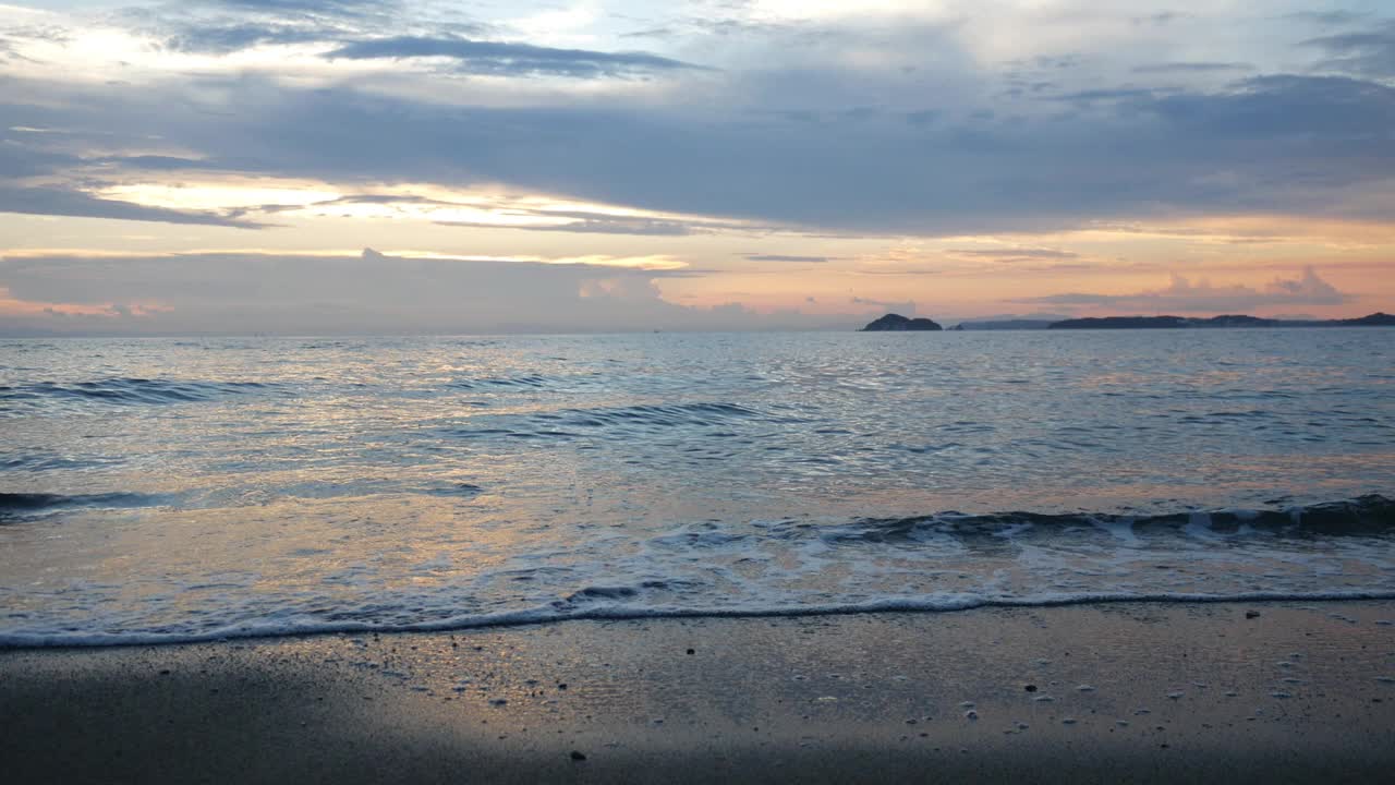 海滩波浪彩色天空视频下载