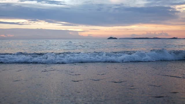 海滩海浪多彩天空日落视频下载