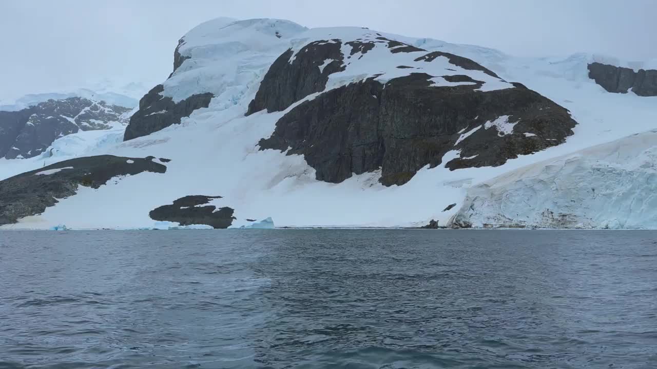 南极海船经过冰川和浮冰视频素材