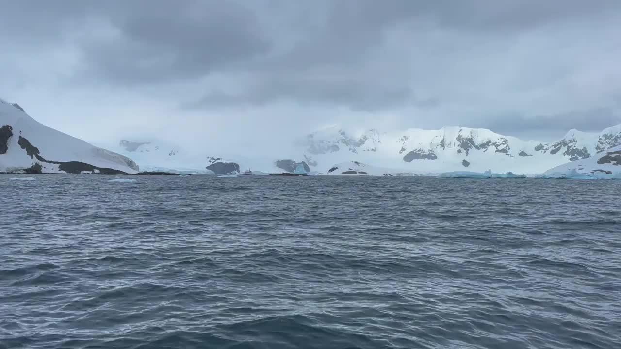 南极海船经过冰川和浮冰视频下载