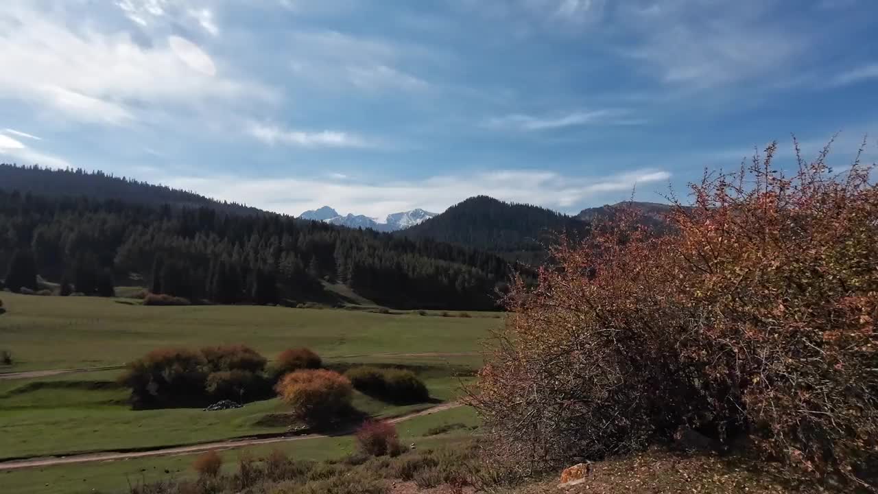 穿过高山环绕的山丘视频素材