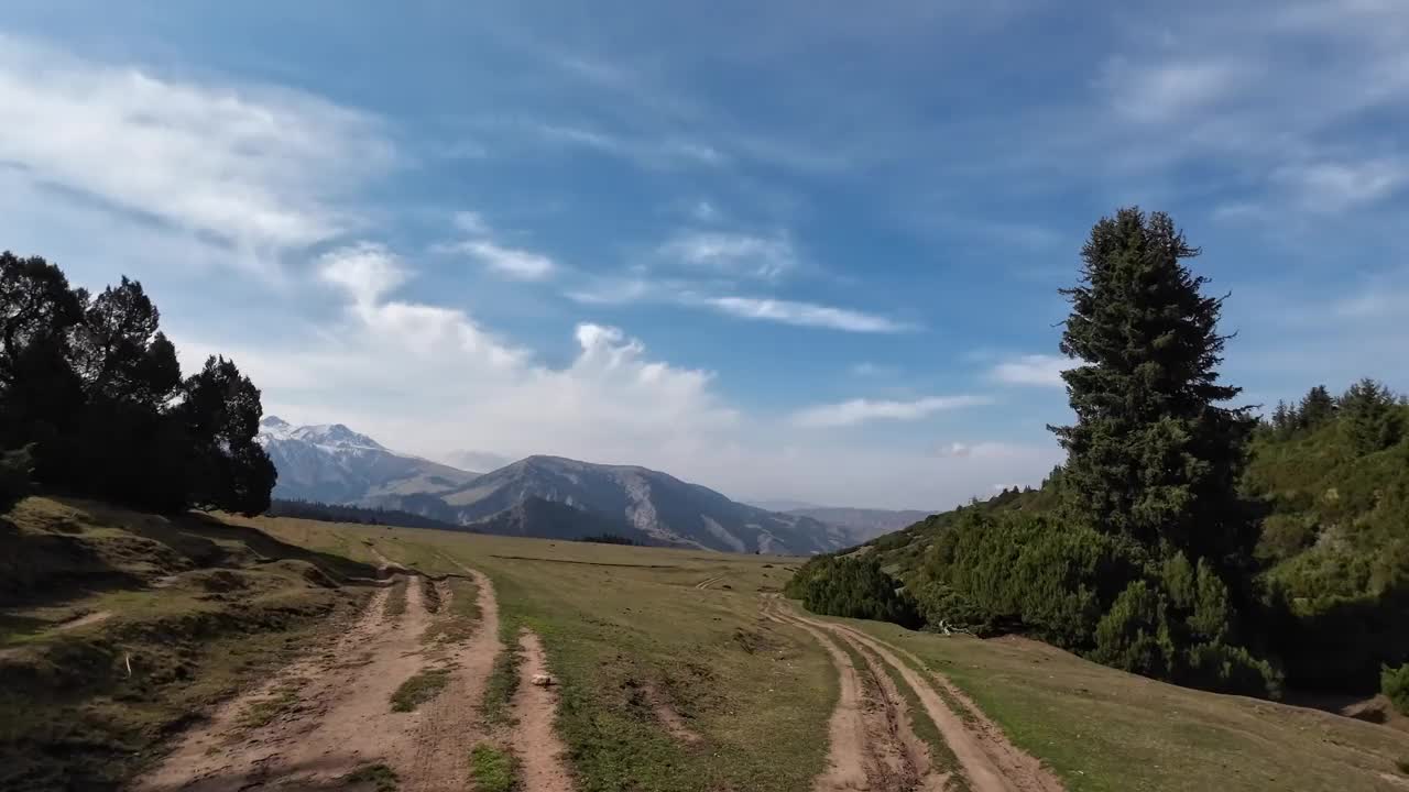 秋天，高山间绿谷的美景视频素材