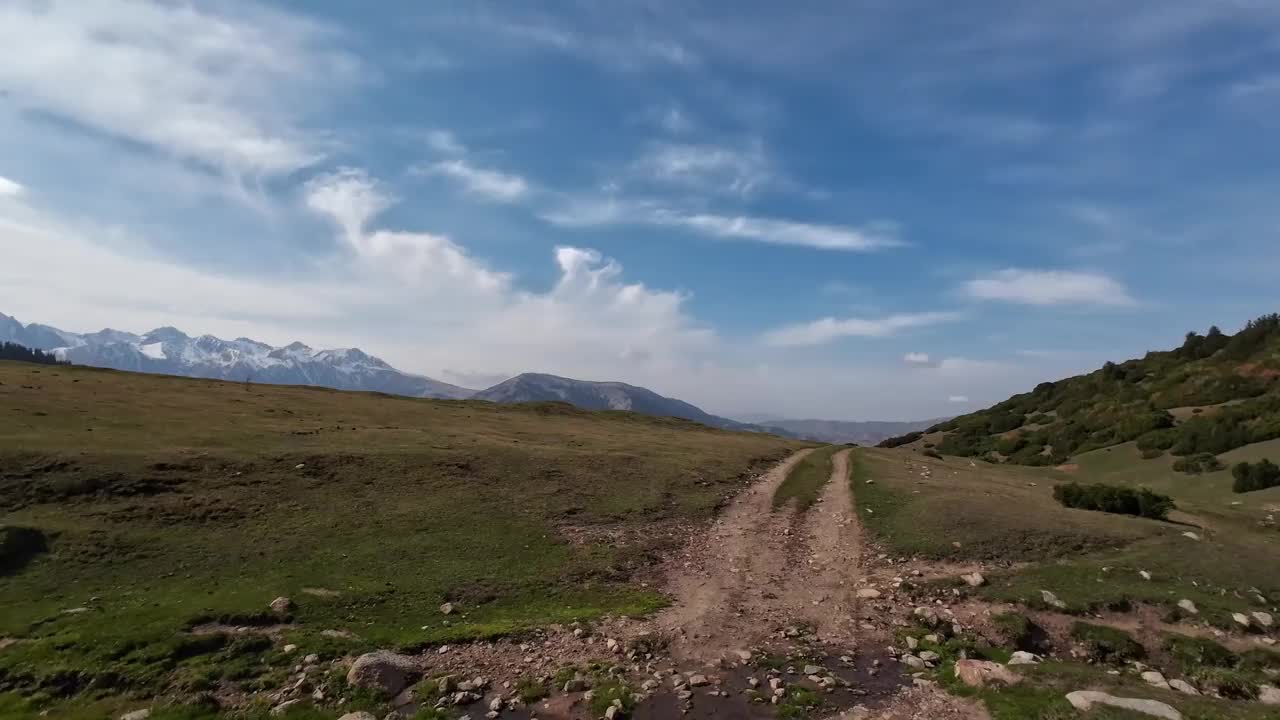 秋天，高山间绿谷的美景视频素材