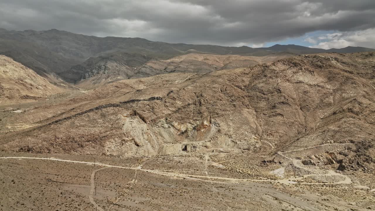 有公路穿过的山脉的景色视频素材