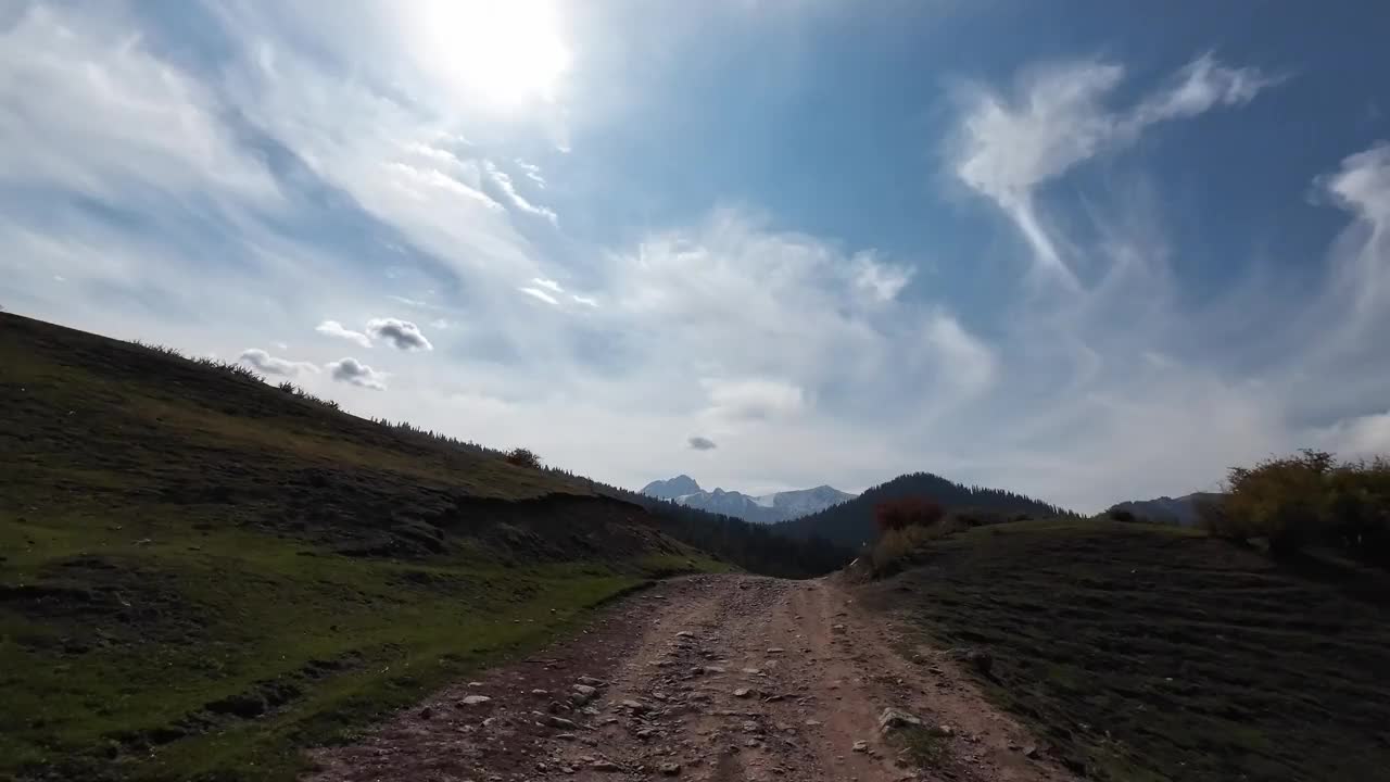 秋天，高山间绿谷的美景视频素材