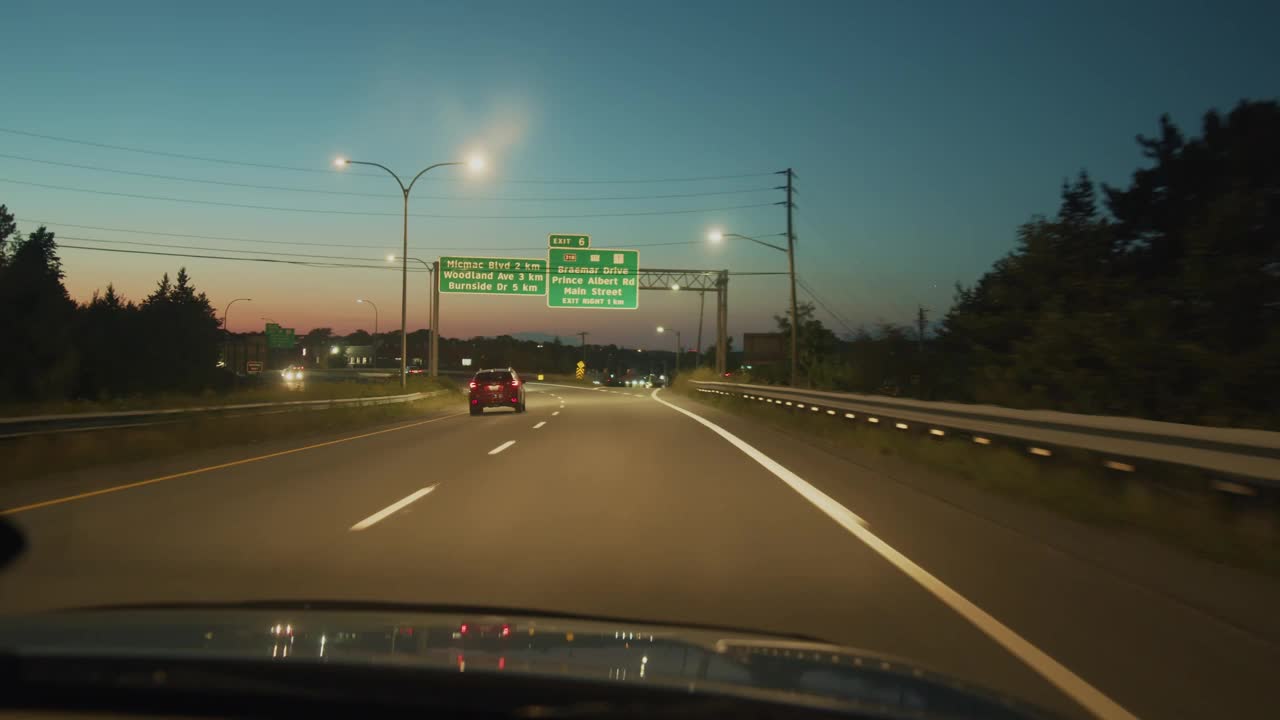 汽车在有很多灯和车的高速公路上行驶，超车。视频下载