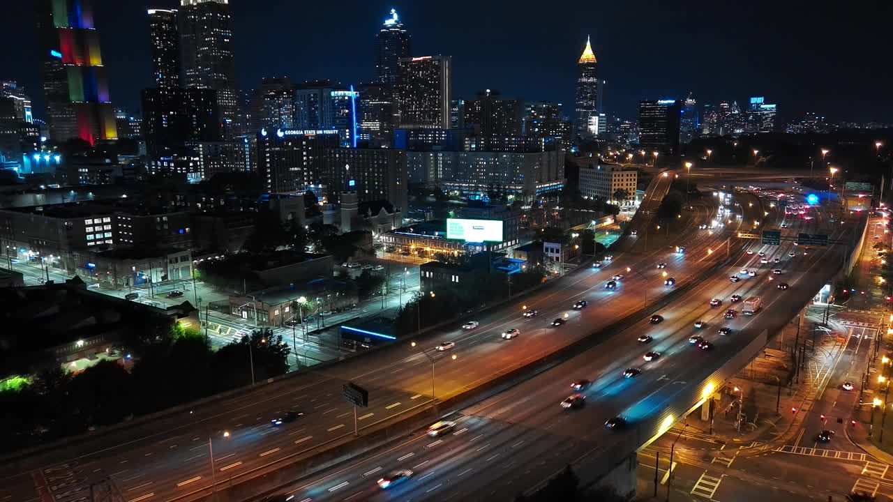 亚特兰大的夜景。亚特兰大市中心高速公路上的摩天大楼。航拍镜头与向后平移相机运动视频素材