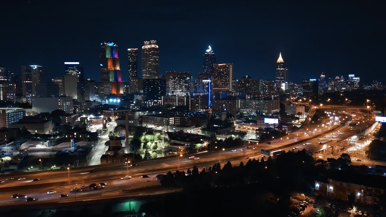 商业区的夜景。灯火通明的摩天大楼构成了佐治亚州亚特兰大市中心的天际线。航拍镜头与平移相机运动视频素材