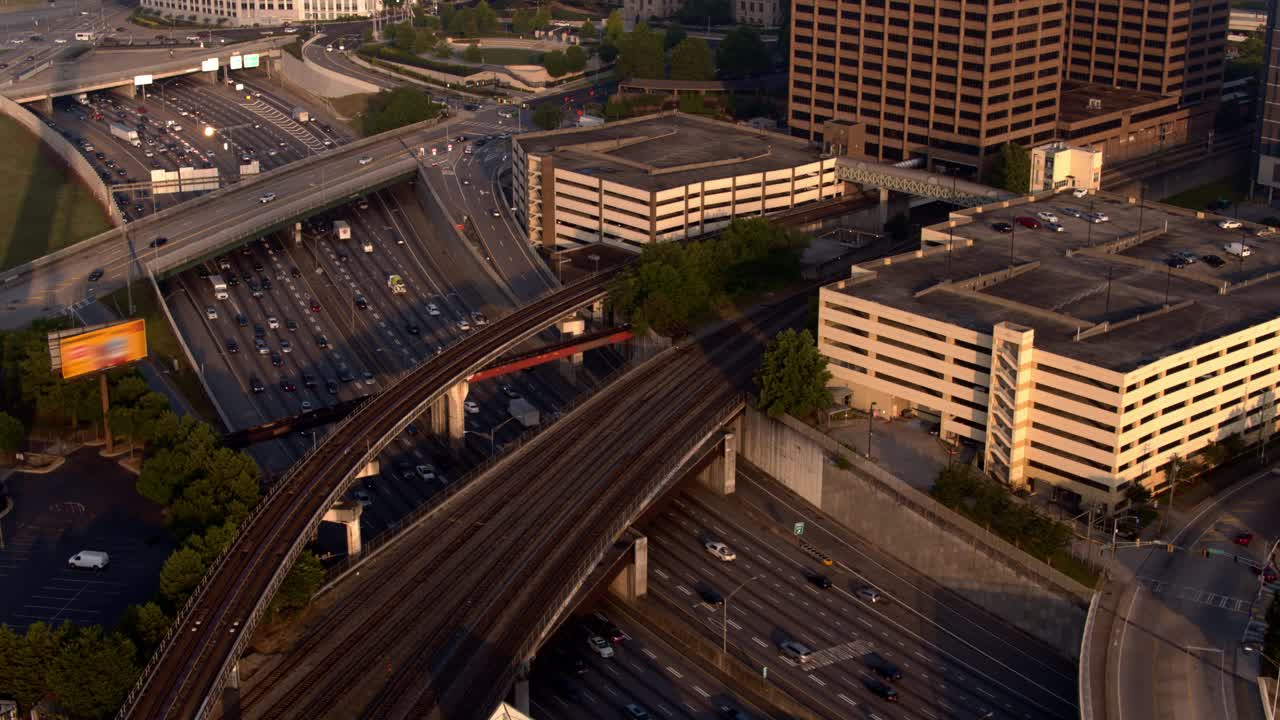 亚特兰大市区和郊区的通勤连接器。早晨的铁路交通。航空镜头与静态相机运动视频素材