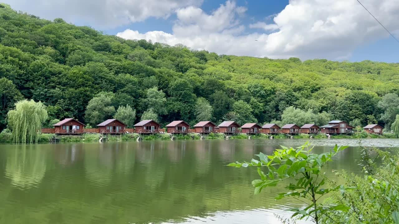 湖边的度假木屋视频素材