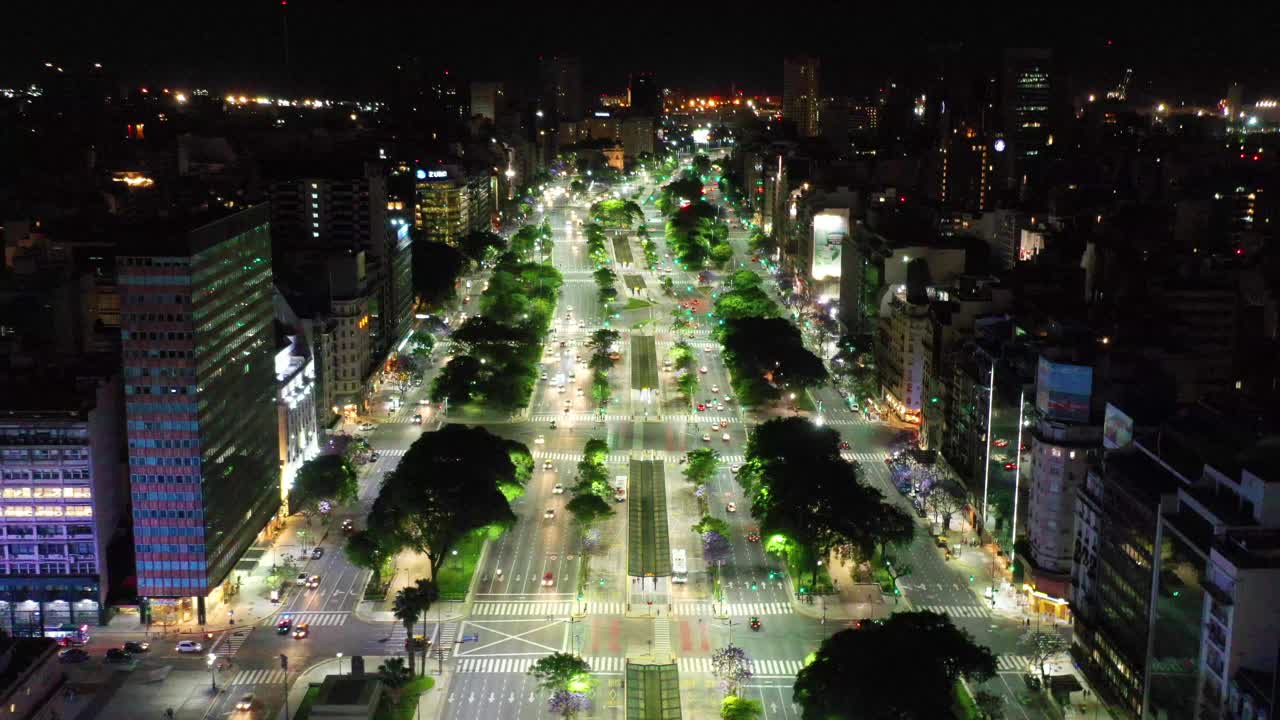 阿根廷布宜诺斯艾利斯胡里奥大道(Avenue 9 de Julio)生机勃勃的夜生活。视频下载