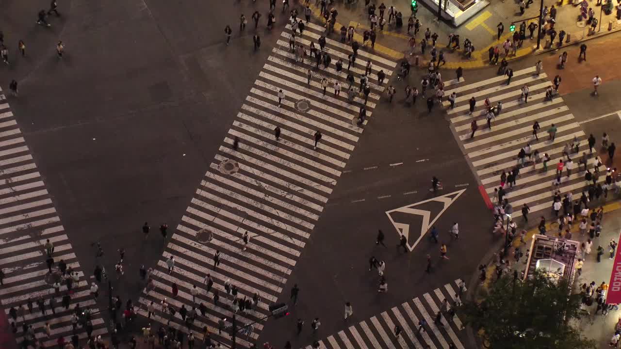 东京，日本:夜间涩谷十字路口的航拍延时图。视频素材