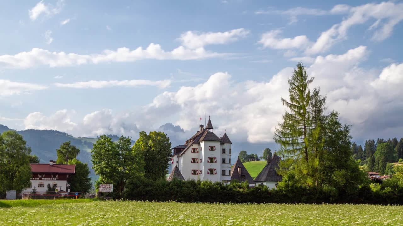 Muenichau城堡的延时视图，背景是Wilder Kaiser山脉视频素材