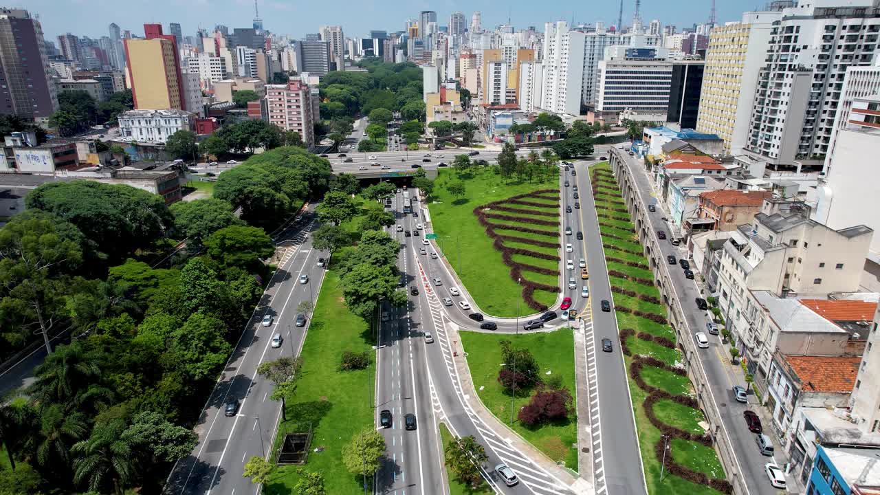 十字路口东放射状高速公路和5月23日大道在圣保罗市中心视频素材