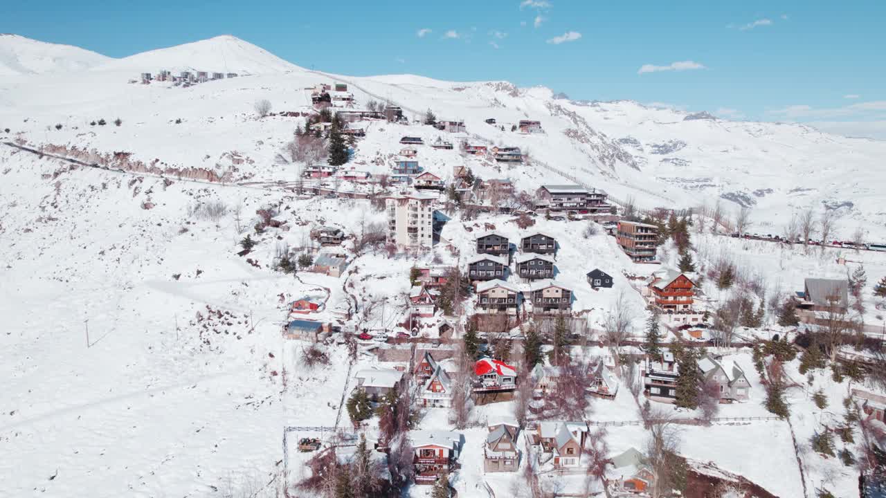 冬天，智利圣地亚哥附近的Farellones被雪覆盖的山村。无人机航拍视频素材