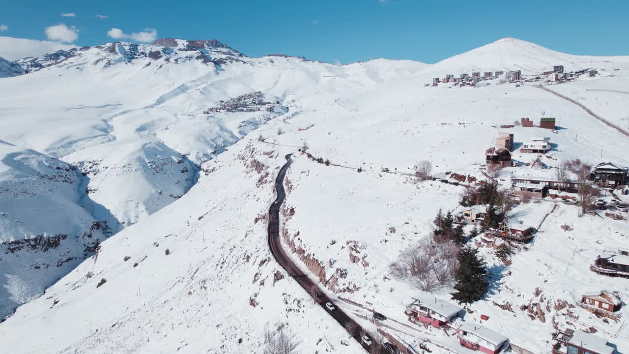 智利圣地亚哥附近Farellones陡峭雪山上的村庄。空中拍摄视频素材