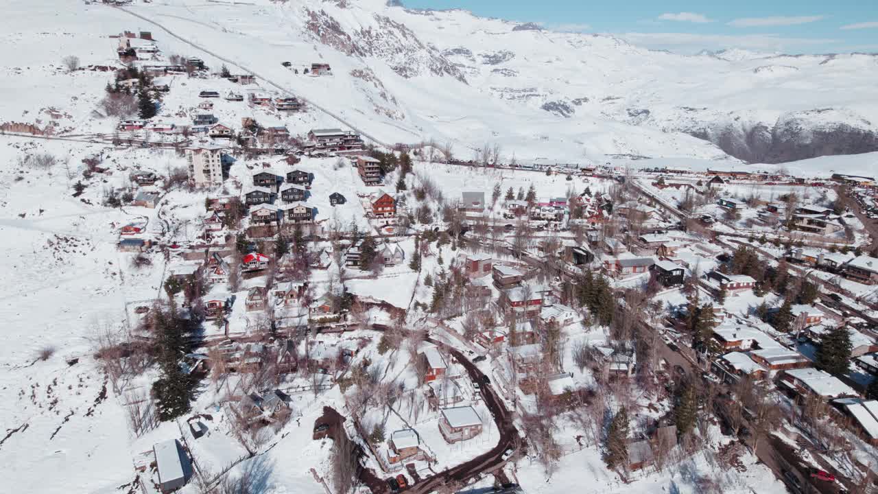 俯瞰滑雪胜地村庄的法雷洛恩斯在洛巴内切亚雪山，智利。平移摇上视频素材