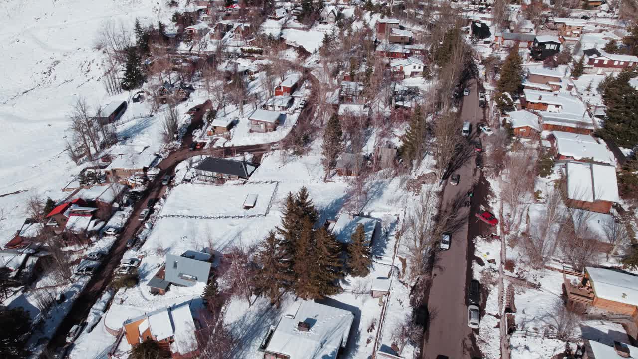 在智利圣地亚哥附近的Farellones滑雪胜地，飞越白雪覆盖的木屋和小木屋。无人机航拍视频素材