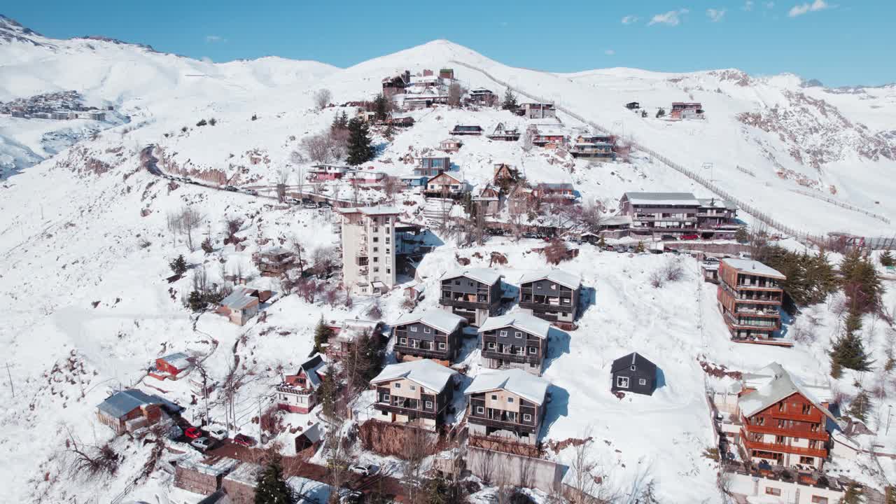 冬天，智利圣地亚哥附近的Farellones滑雪胜地的小木屋。空中回射视频素材