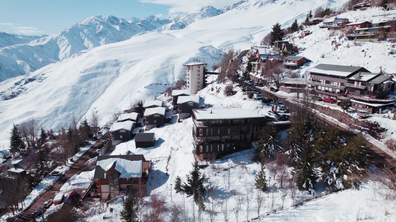 智利圣地亚哥附近安第斯山谷Farellones滑雪胜地的酒店住宿和小木屋。空中拍摄视频素材