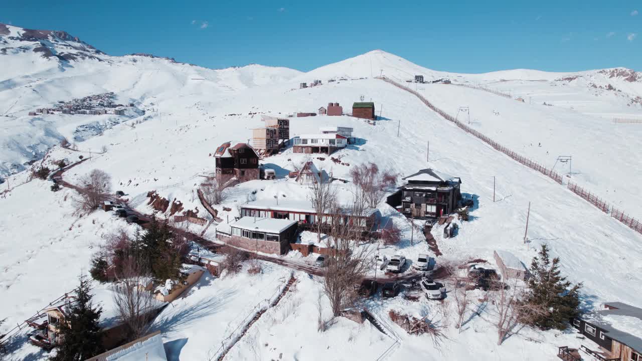 智利圣地亚哥附近Farellones山村的雪景。空中回射视频素材