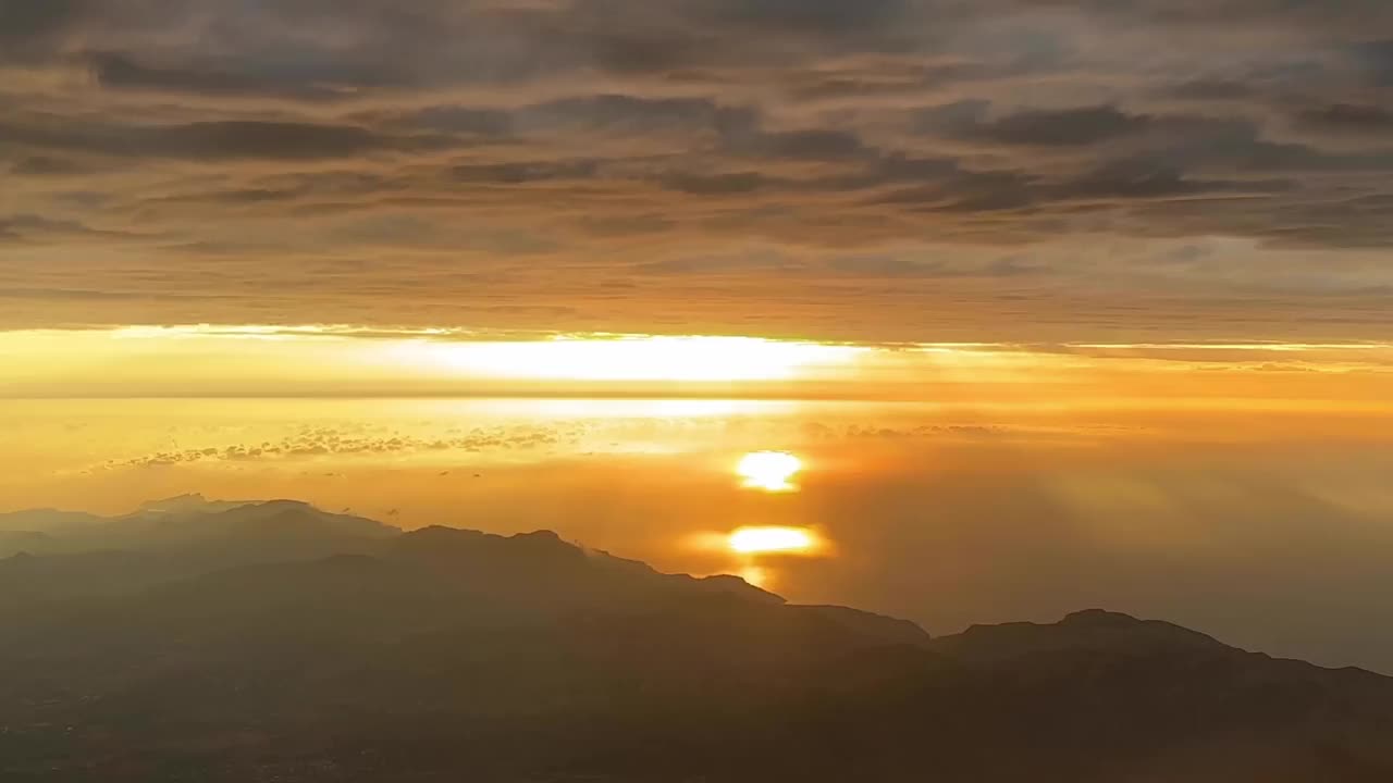 西班牙马略卡岛上空的壮观日落，天空多雨。一个飞行员的视角。3000米高。从飞机机舱拍摄。视频素材