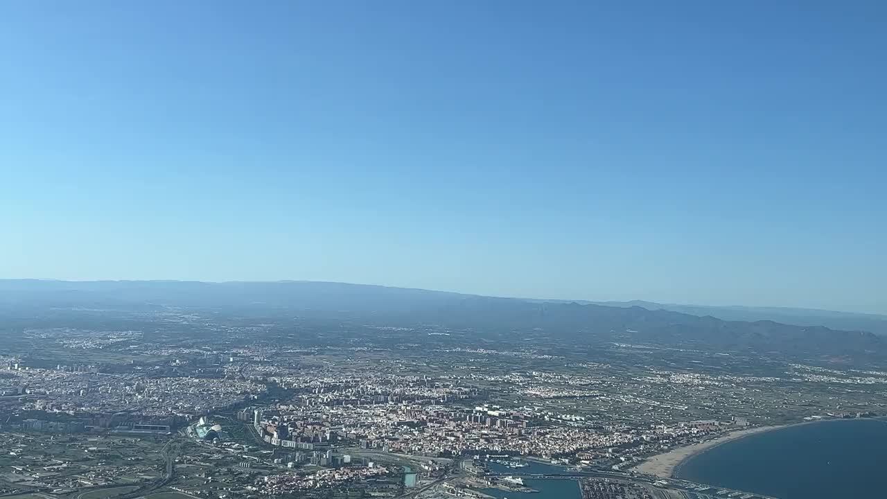 西班牙瓦伦西亚市全景，最后左转到机场30号跑道着陆。一个飞行员的视角。2000米高。夏天晴朗的一天。视频素材