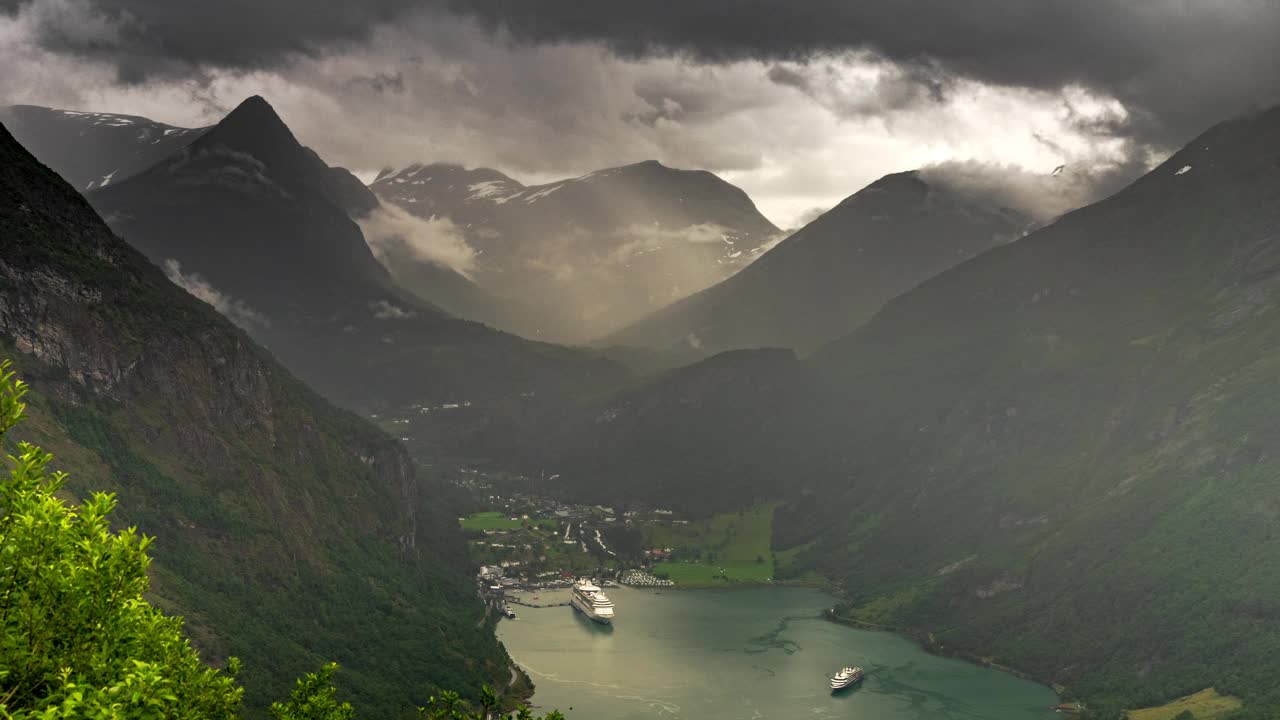 高角度时间流逝的邮轮停靠在风景秀丽的峡湾在盖朗格，挪威视频素材