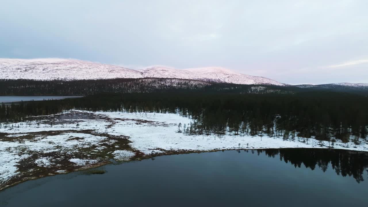 在拉普兰，鸟瞰以阳光照耀的tunturi为背景的积雪沼泽视频素材