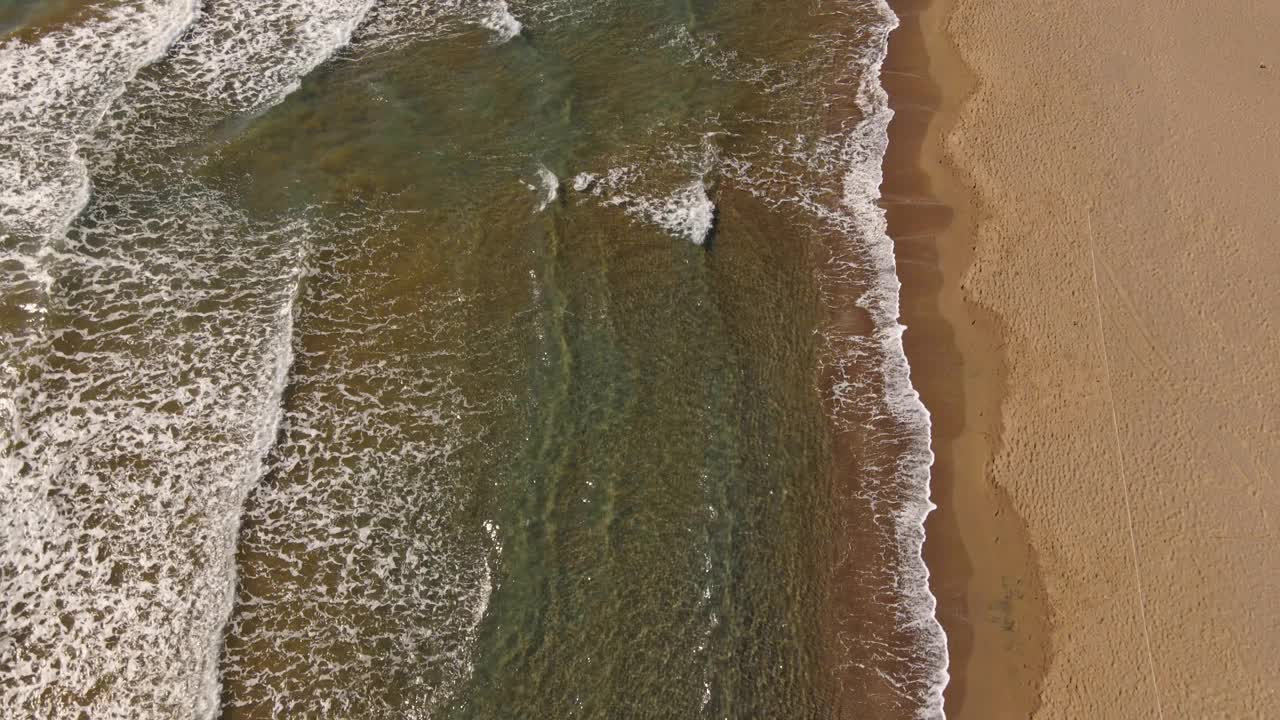 热带沙滩伊兹图祖海龟海滩和平静的蓝色大海，土耳其。自然无缝循环剪辑的热带空海滩与无限翻滚的海浪视频素材