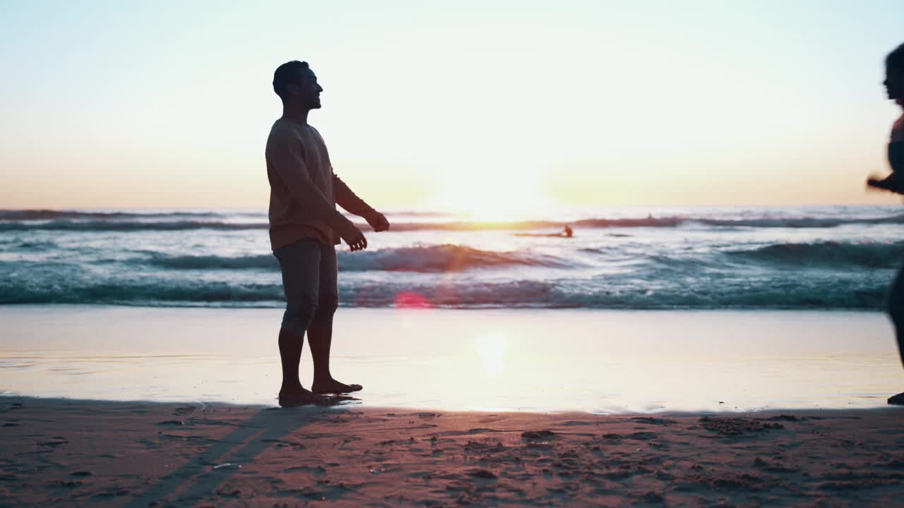 拥抱，爱和情侣剪影，海滩和冒险与承诺，浪漫和婚姻。夕阳西下，男女相拥，黑暗或浪漫与感情相伴，蜜月或庆典与牵挂相伴视频素材