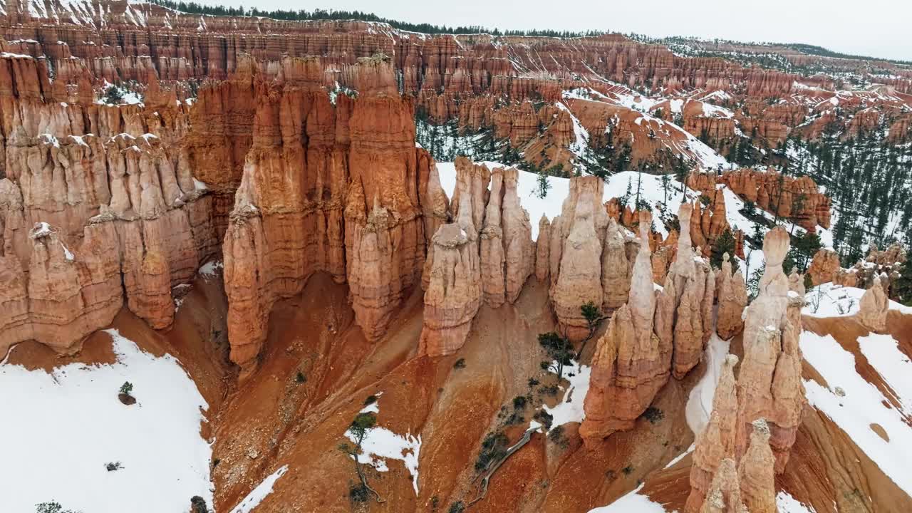 在美国犹他州布莱斯峡谷国家公园的布莱斯露天剧场，冬季风景如画的岩层。空中拍摄视频素材