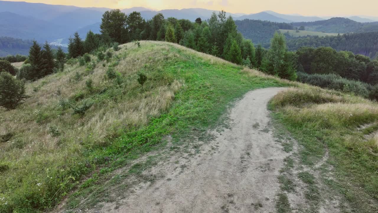 日落在喀尔巴阡山脉，乌克兰。视频素材