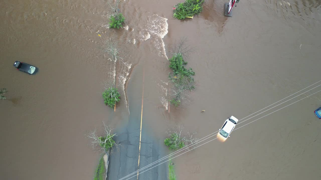 俯视图，2023年，热带雨和洪水淹没了加拿大新苏格兰贝德福德小镇。视频素材