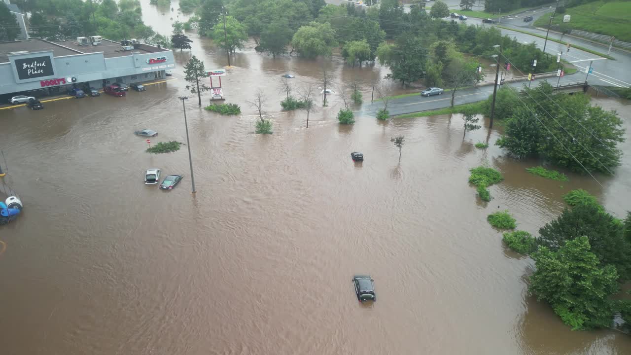 鸟瞰图，2023年，热带雨和洪水淹没了加拿大新苏格兰贝德福德小镇。视频素材