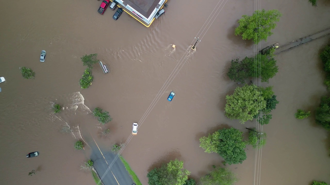 俯视图，2023年，热带雨和洪水淹没了加拿大新苏格兰贝德福德小镇。视频素材