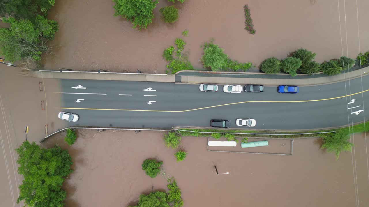 暴雨后被洪水淹没的街道、房屋和道路的俯视图。视频下载