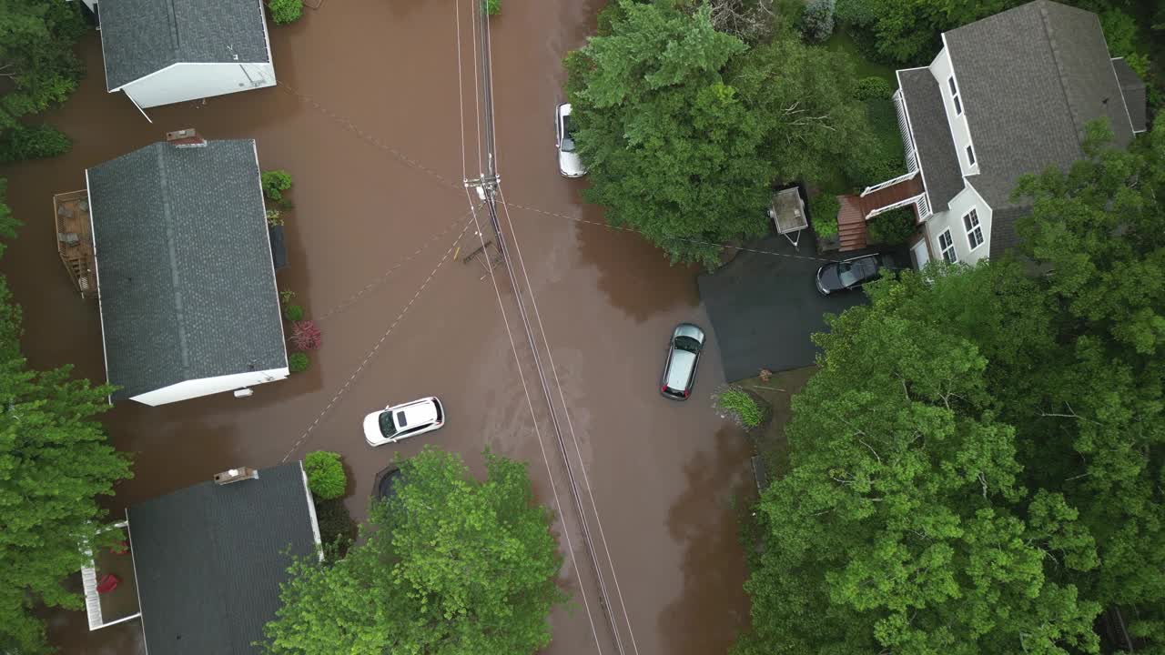 俯视图大雨过后，加拿大贝德福德被洪水淹没的地区上空。视频素材