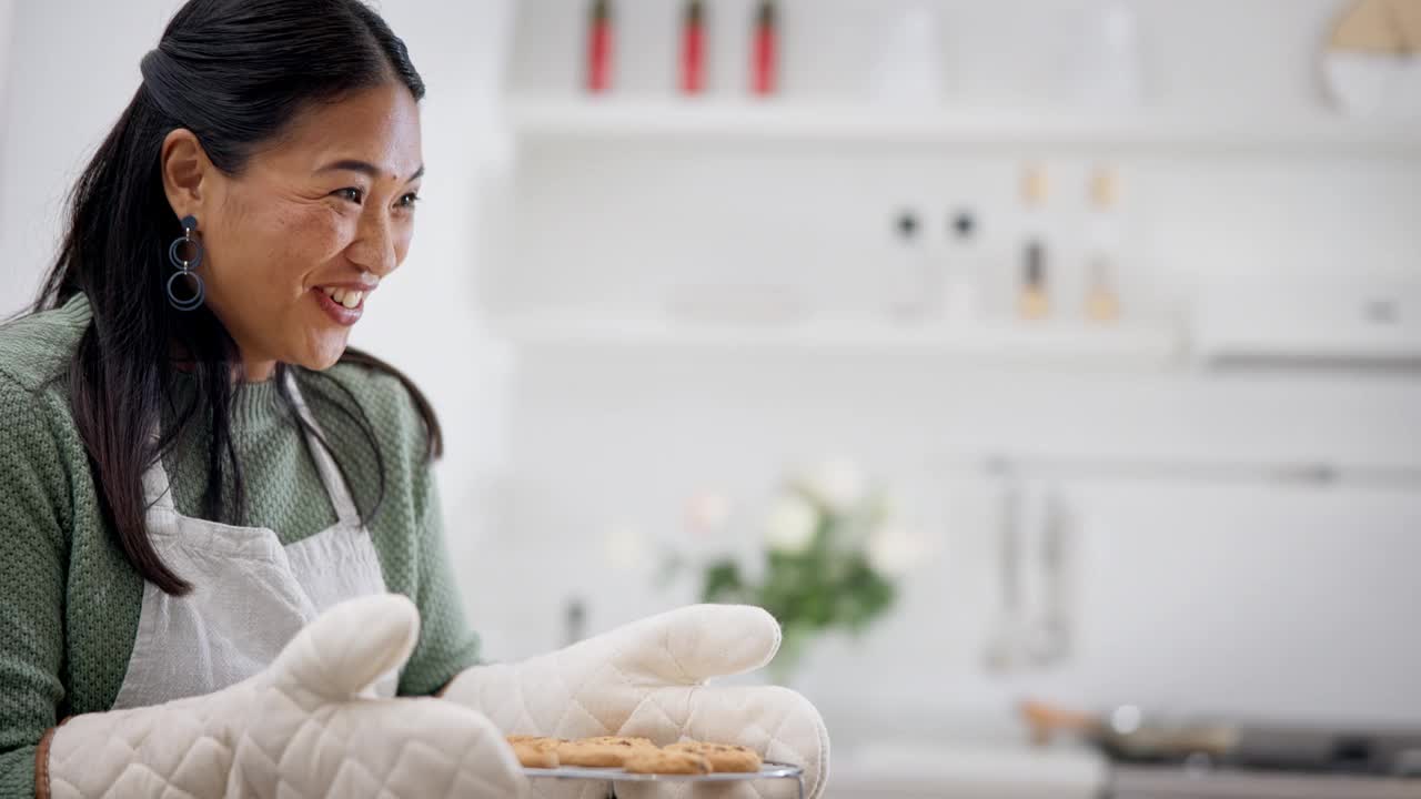 烘焙，饼干和家人在厨房的食物，惊喜或兴奋一起在一个家。奶奶、妈妈和开心的女儿周末在家里做饼干视频素材