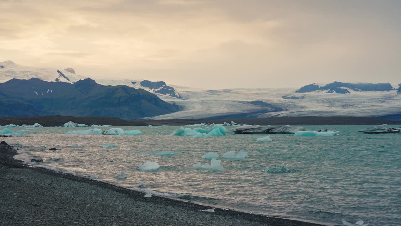 冰岛Jokulsarlon冰川泻湖天然冰山上的日落视频素材