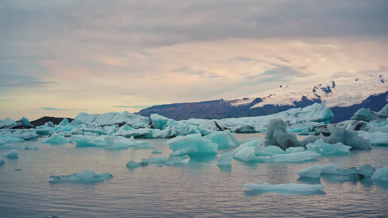 冰岛Jokulsarlon冰川泻湖天然冰山上的日落视频素材