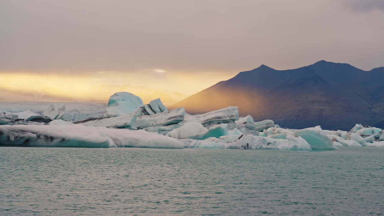 冰岛Jokulsarlon冰川泻湖天然冰山上的日落视频素材