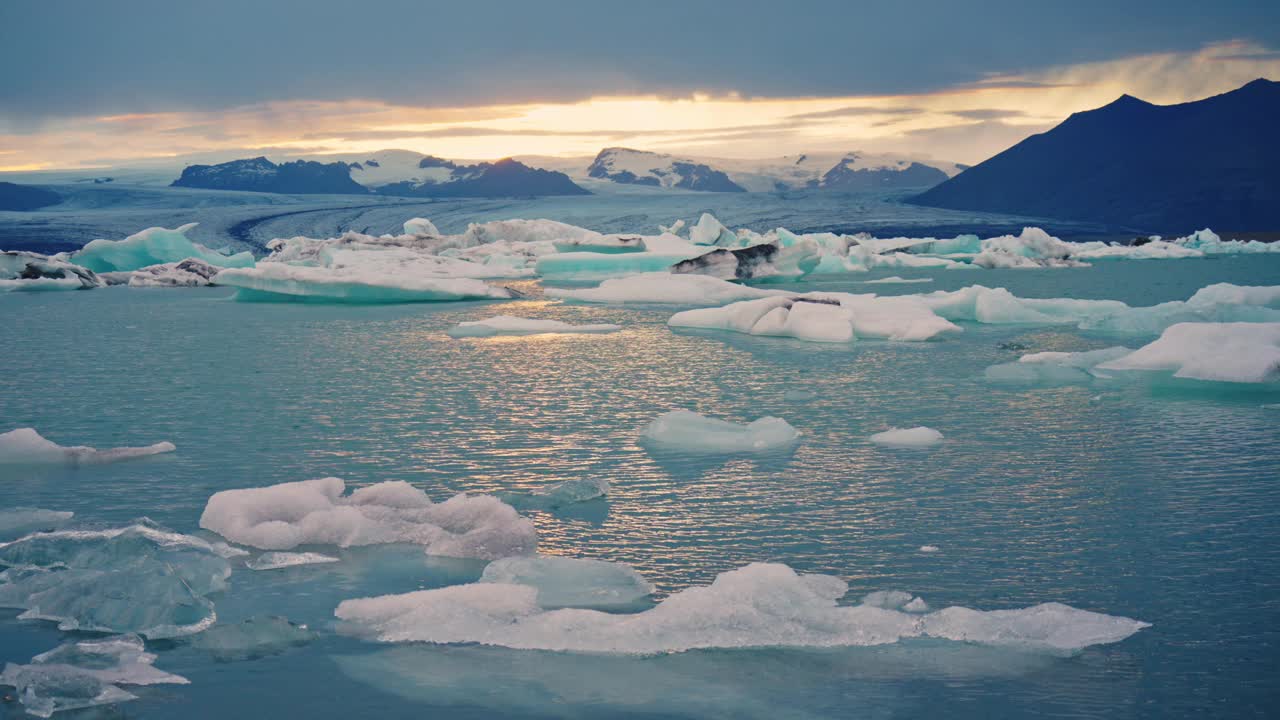 冰岛Jokulsarlon冰川泻湖天然冰山上的日落视频素材