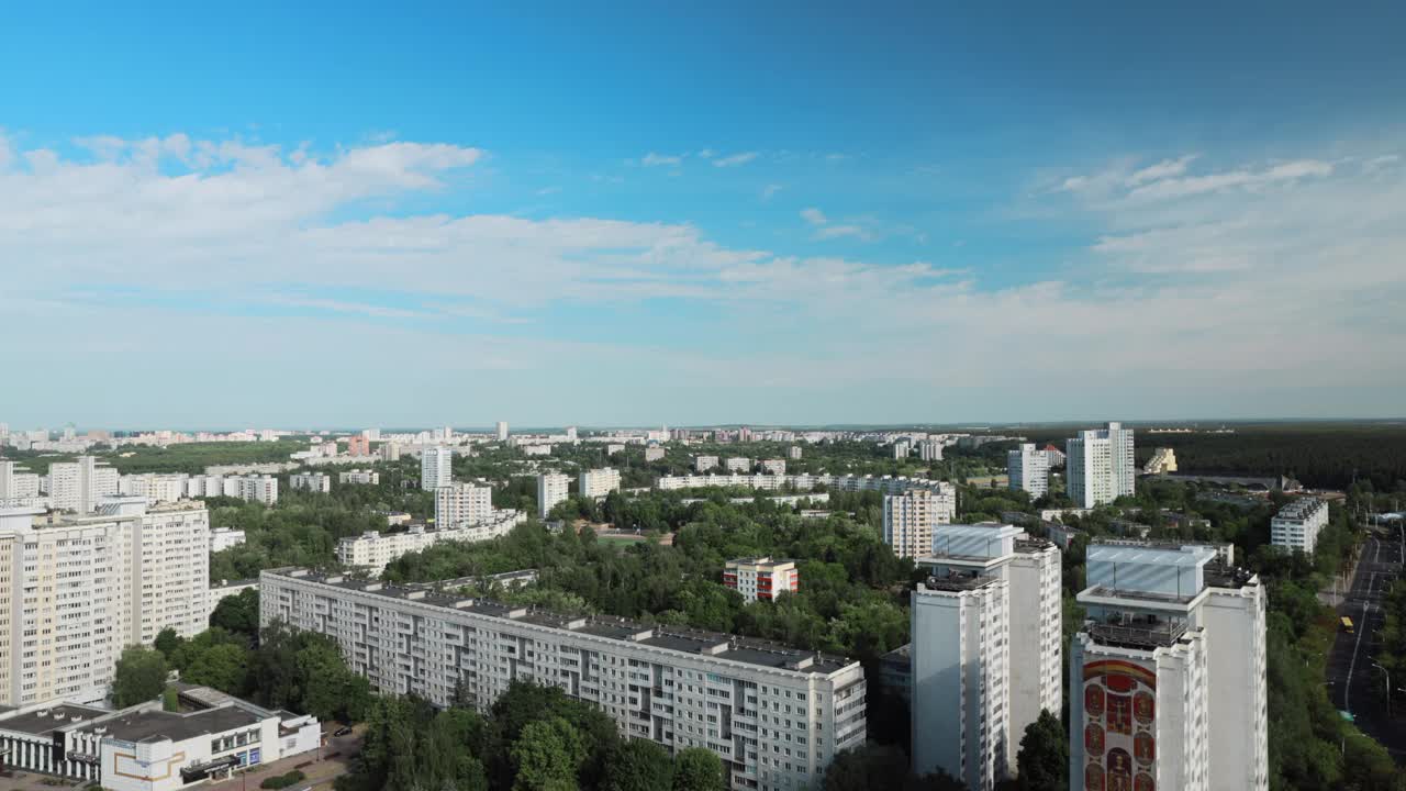 明斯克住宅的延时夏日风景。白俄罗斯时间流逝。高架景观城市天际线视频素材