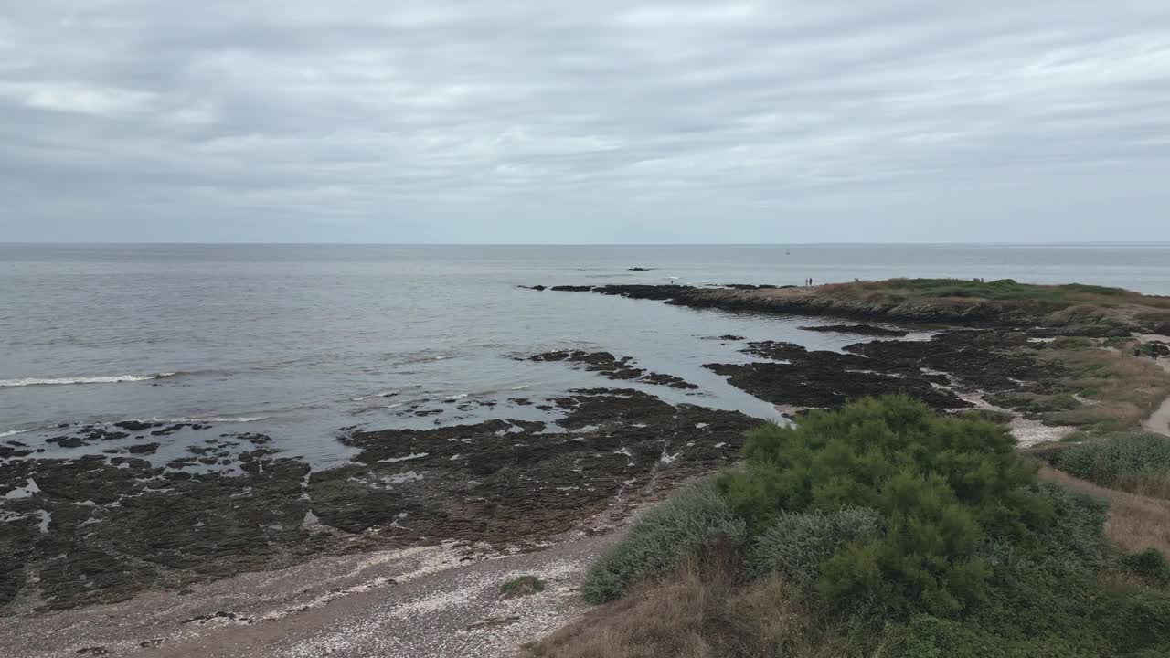 人们沿着法国布列塔尼莫尔比汉湾的彭文斯海岸散步。空中轨道视频素材